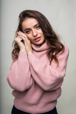 Güzel bir kadın beyaz arka planda izole edilmiş.