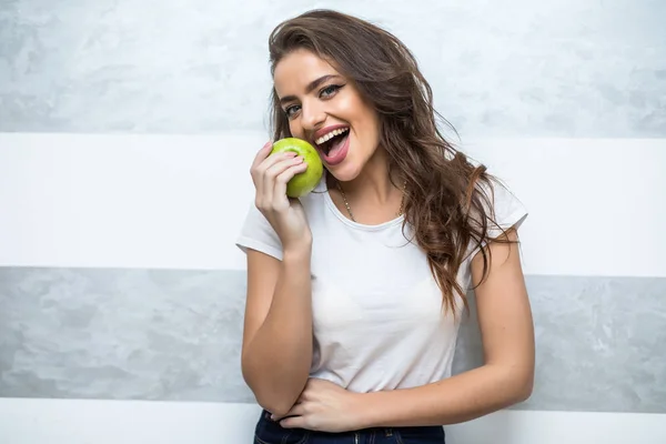 아름 다운 젊은 여자 집에서 사과 먹으십시오 — 스톡 사진