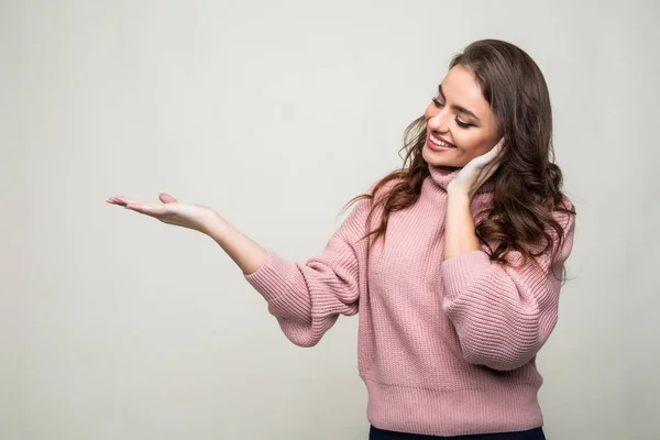 Felice giovane donna caucasica tiene la mano nel copyspace isolato su bianco — Foto Stock