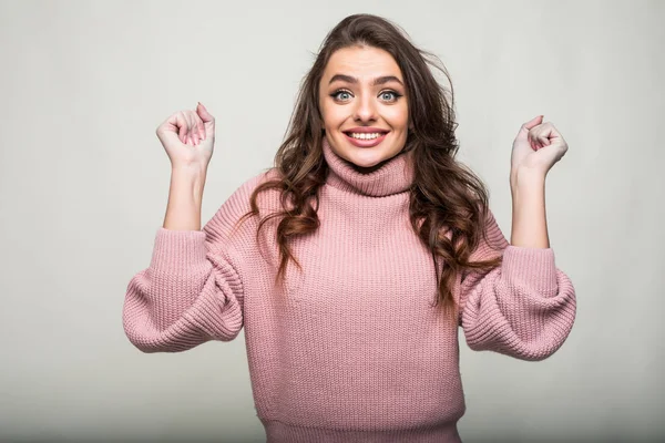 Eller yukarı hayret ya da beklenmedik Haberler yakın avuç içi kadar ve gösteren mutlu ifade holding tarafından şok sürpriz kadınla. Gri arka plan üzerinde genç yetişkin kadın