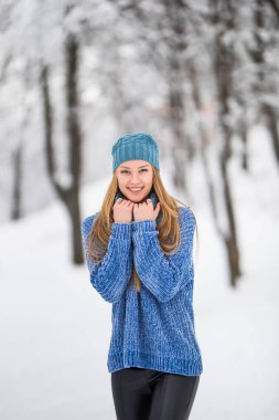 güzel kız kış. kar dalları karşı kızı. Kız güzel kış ahşap. çok güzel bir gülümsemen kış ahşap kızla.