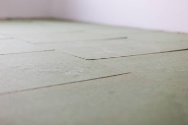 Laminat parke döşeme. Katta tıklayın kilit ahşap etkisi için hazır izolasyonlu temelini laminat laid için döşeme.