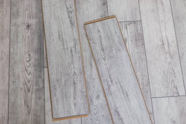 Yüklemeden önce yeni lamine parke ahşap gri panelleri