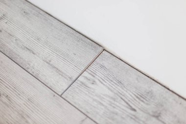 Yeni lamine parke ahşap gri panelleri üzerinde knock yüklemek
