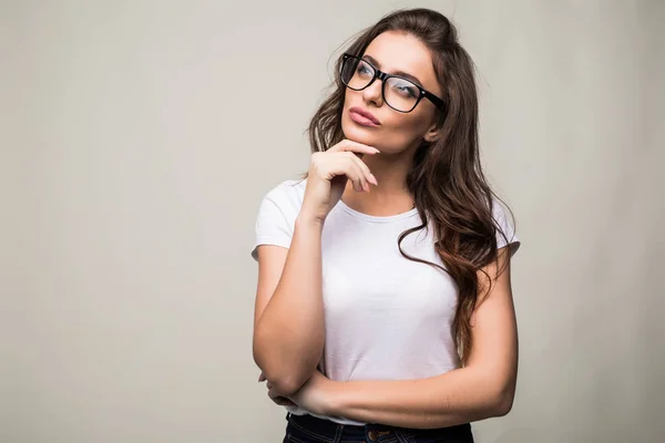 Lachende brunette vrouw in brillen poseren de camera kijken op witte achtergrond — Stockfoto