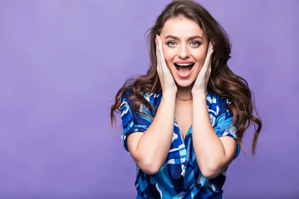 Menina morena incrível com expressão facial chocada no fundo roxo — Fotografia de Stock