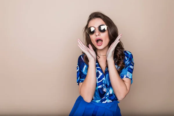 Happy young woman in sunglasses looking excited look at the camera on color studio background. Body language — Stock Photo, Image