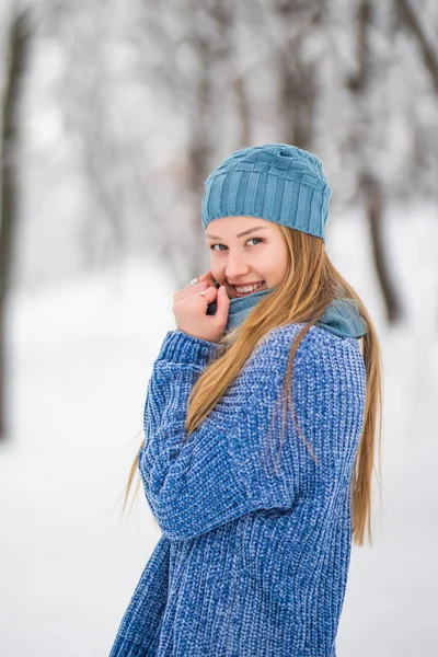 Winter jonge vrouw portret. Schoonheid vreugdevolle Model meisje lachen, plezier in winter park. Mooie jonge vrouw lachen buitenshuis. Genieten van natuur, winter — Stockfoto