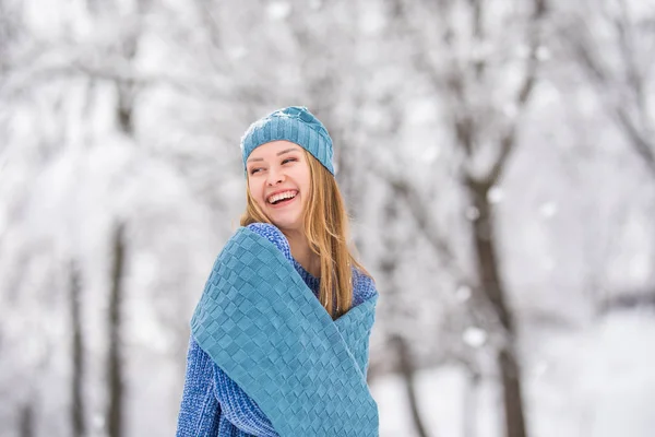 Winter jonge vrouw portret. Schoonheid vreugdevolle Model meisje lachen, plezier in winter park. Mooie jonge vrouw lachen buitenshuis. Genieten van natuur, winter — Stockfoto