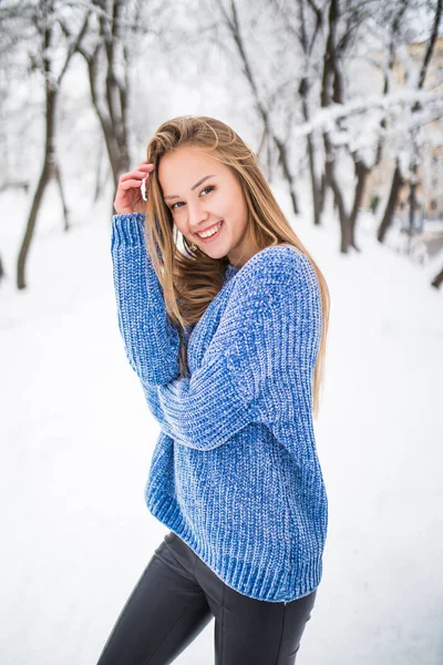 Красива дівчина взимку. дівчина проти снігових гілок. дівчина в прекрасному зимовому лісі. дівчина з красивою посмішкою в зимовому лісі . — стокове фото