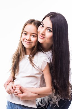 Yakın çekim portre sevimli küçük kızını beyaz arka plan üzerinde izole sarılma gülümseyen anne