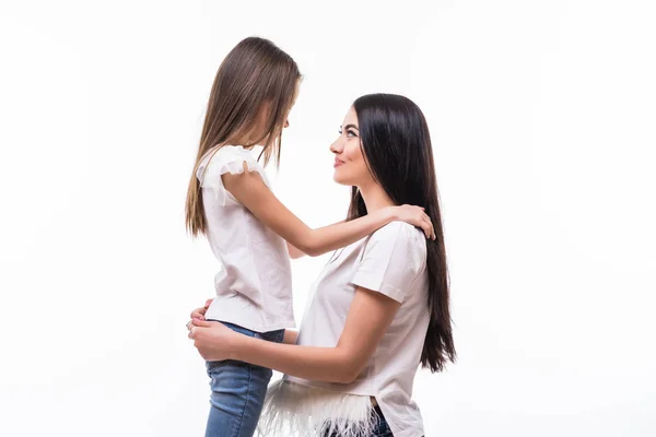 Retrato de primer plano de madre e hija abrazándose en fondo blanco — Foto de Stock