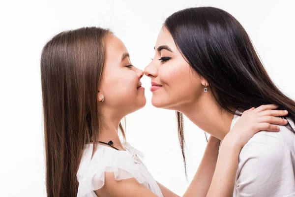 Retrato de mãe e filha feliz isolado em fundo branco. Filha beijando a mãe. Família feliz. Feliz dia da mãe. Cartão do dia das mães . — Fotografia de Stock