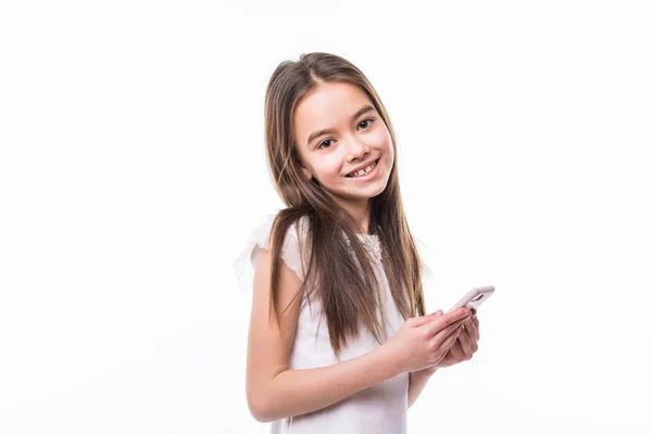 Menina segurando um telefone inteligente contra fundo branco — Fotografia de Stock