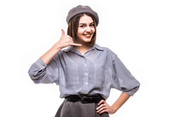 Retrato de una mujer vestida con boina con gesto de vuelta me llaman aislado sobre fondo blanco —  Fotos de Stock