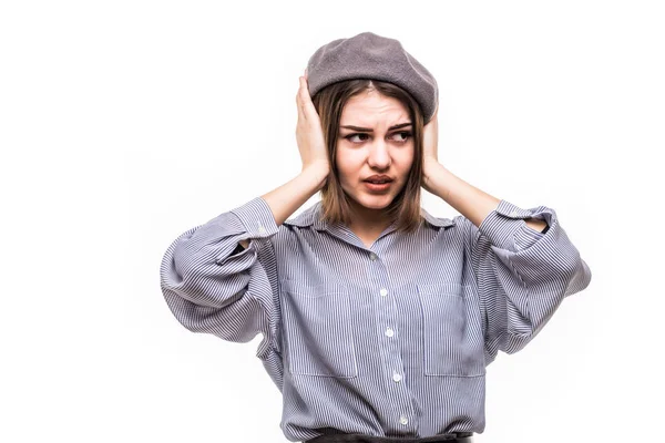 Foto de una joven linda mujer aislada sobre una pared de fondo blanco mirando la cámara que cubre las orejas con las manos . — Foto de Stock