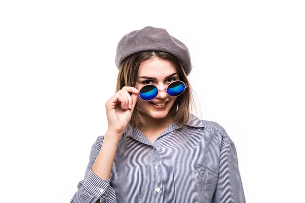 Hermosa mujer con boina de aspecto francés con gafas de sol aisladas sobre fondo blanco —  Fotos de Stock