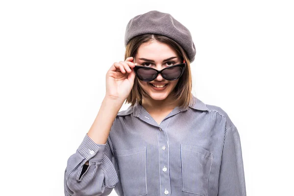 Hermosa mujer con boina de aspecto francés con gafas de sol aisladas sobre fondo blanco —  Fotos de Stock