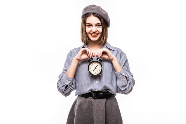 Jovem mulher na boina com relógio em mãos isoladas no fundo branco — Fotografia de Stock