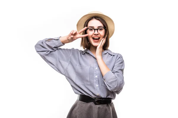 Belleza mujer rubia con sombrero de paja muestran signo de victoria aislado sobre fondo blanco —  Fotos de Stock