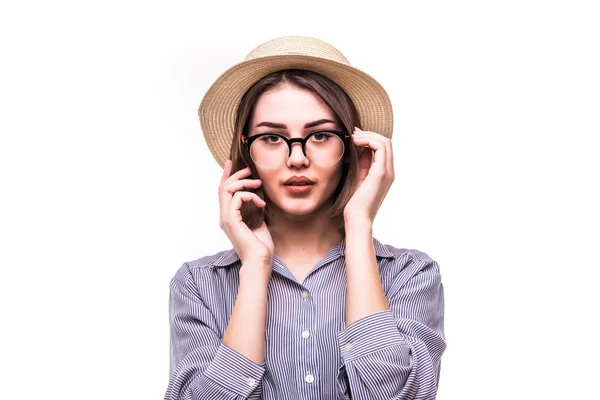 Retrato de una alegre chica sonriente con sombrero de paja aislado sobre fondo blanco —  Fotos de Stock