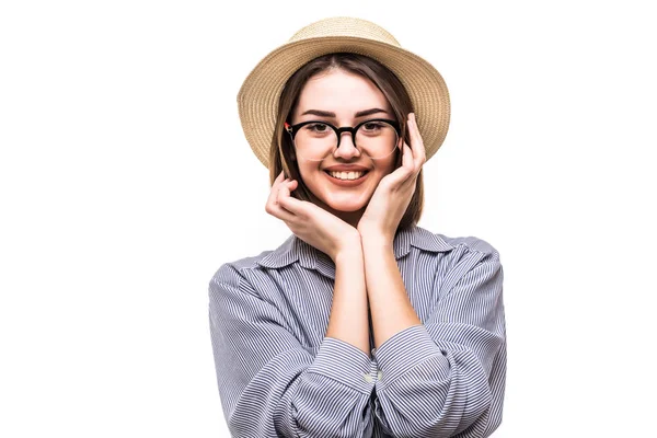 Portret van een vrolijk glimlachende meisje in stro hoed, geïsoleerd op witte achtergrond — Stockfoto