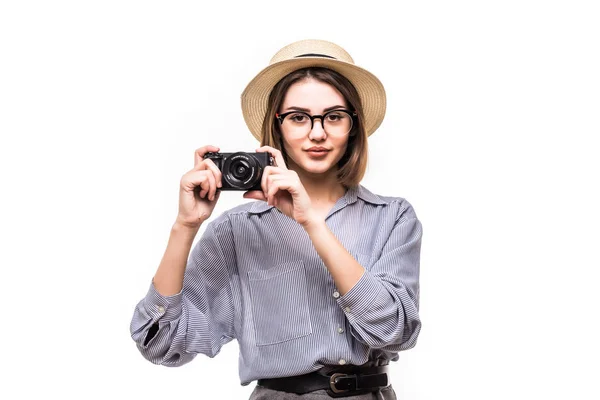 Fotoğraf makinesi üzerinde beyaz izole kamera bakarak ile gülümseyen kadın portresi — Stok fotoğraf