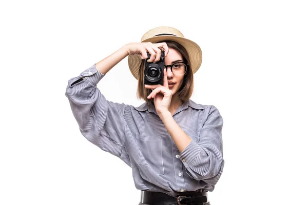 Sorrindo jovem loira de chapéu de palha tirando uma foto no fundo branco — Fotografia de Stock