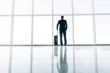 Arka iş adamı ve bavul havaalanında uçuş için bekliyor. Seyahat kavramı, yaz tatil kavramı, seyahat bavul Havaalanı Terminal.