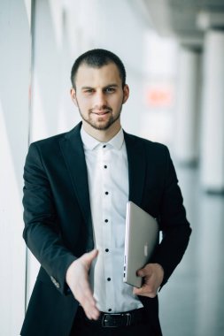 Parlak Office dijital fotoğraf makinesinde laptop hadshake ile işadamı holding