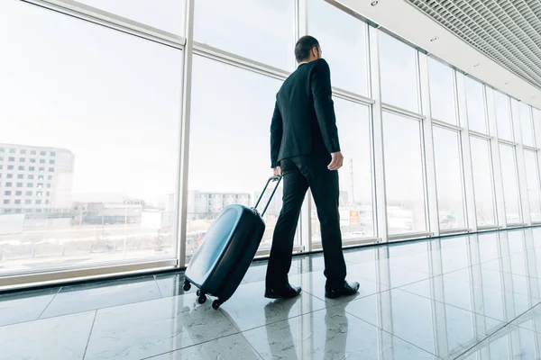 Mann am Flughafen mit Koffer auf dem Weg zum Gate Geschäftsreise. — Stockfoto