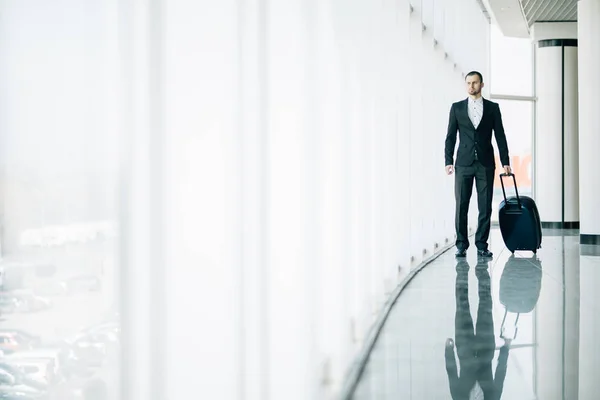 Homem no aeroporto com mala a caminho do portão. Viagem de negócios . — Fotografia de Stock