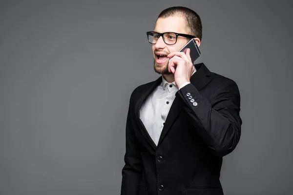 Empresário feliz falando no telefone celular sobre fundo cinza . — Fotografia de Stock