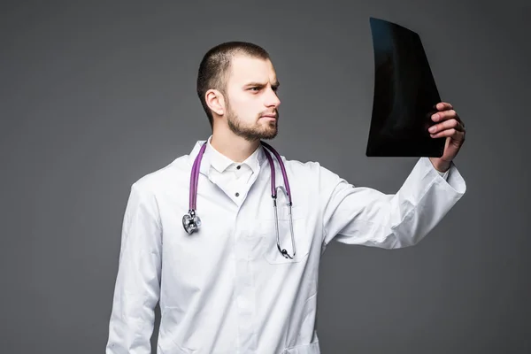 Læge med røntgenportræt på grå baggrund - Stock-foto