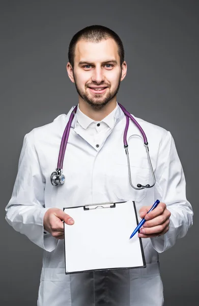 Młody mężczyzna lekarz trzymając wykres z ofertą podpisania to miejsce. — Zdjęcie stockowe