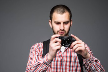 Sırt çantası, eski fotoğraf makinesi ile smartphone selfie Stick gri arka plan üzerinde neşeli genç turizm