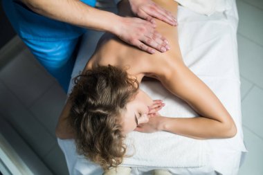 Üstten görünüm sırt masajı Spa'da alma kadın. Rahatlatıcı masaj Spa sırtında sahip erkek.