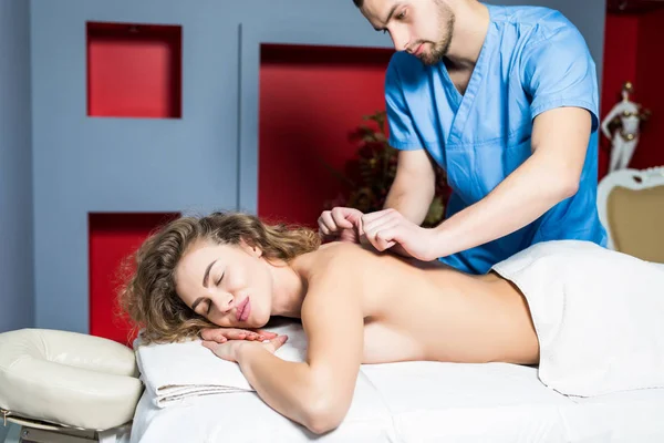 Krásná mladá žena uvolňující masáž rukou po kondiční trénink — Stock fotografie