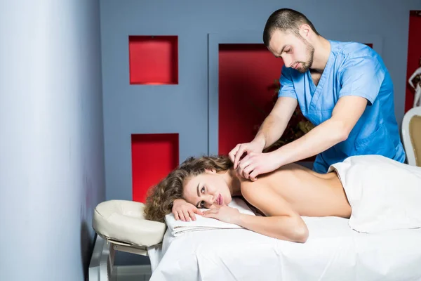 Giovane bellezza donna riccia Massaggio rilassante al salone di bellezza spa relax del massaggio del corpo da terapeuta professionista . — Foto Stock