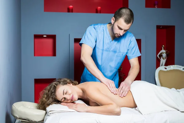 Persone, bellezza, spa, stile di vita sano e concetto di relax - primo piano di bella giovane donna sdraiata con gli occhi chiusi e con massaggio alle mani in spa — Foto Stock