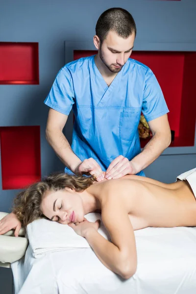 Masajista terapeuta masaje espalda hermosa morena mujer en spa — Foto de Stock