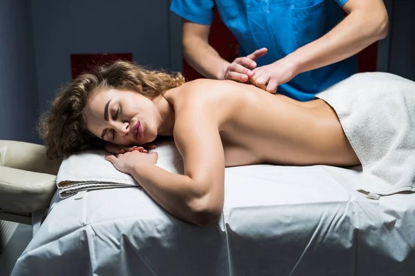 Przycięte zdjęcie pracy masażysty masując tyłu relaks kobieta pampering leczenie uroda zdrowie styl życia pokoju anty-stres ulgę pracy zawód profesjonalizm umiejętności z bliska — Zdjęcie stockowe