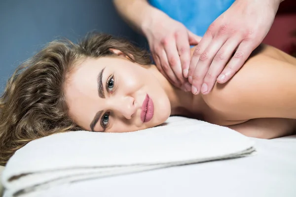 Masażysta robi masaże na ciało kobiety w salonie spa. Koncepcja leczenie uroda. Opieka zdrowotna — Zdjęcie stockowe