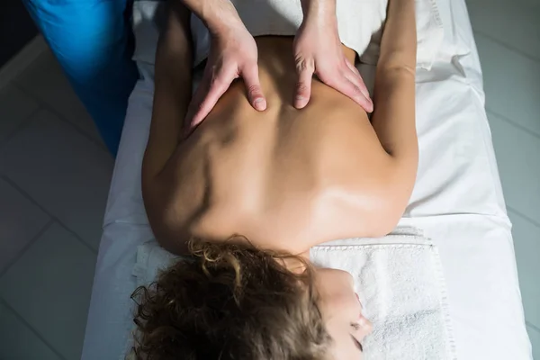 Primer plano recortado de un masajista profesional trabajando masaje espalda de una mujer relajación mimos tratamiento belleza salud estilo de vida — Foto de Stock