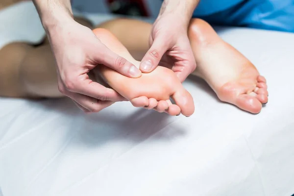 Traitement de massage des jambes dans le salon de spa, Une femme recevant un traitement de massage holistique . — Photo