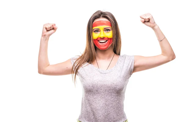 Csinos nő támogatója rajongó-ból Spanyolország válogatott festett zászló arcát kap boldog győzelem sikoltozva a kamera. Rajongók érzelmek. — Stock Fotó