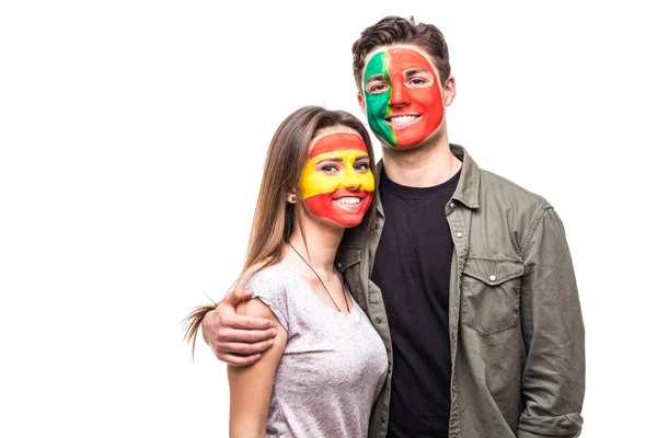 Bonito torcedor de homens da Seleção Portuguesa pintou a bandeira do rosto abraço de mulheres torcedoras da seleção espanhola. Fãs emoções . — Fotografia de Stock