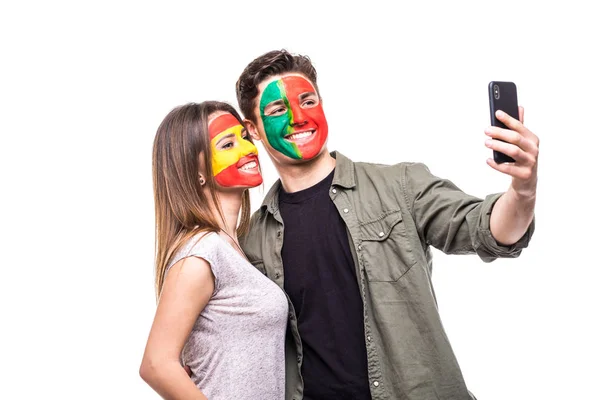 Bonito adepto da equipa nacional de Portugal pintado rosto bandeira tirar selfie com torcedor do sexo feminino fã da equipe nacional da Espanha. Fãs emoções . — Fotografia de Stock