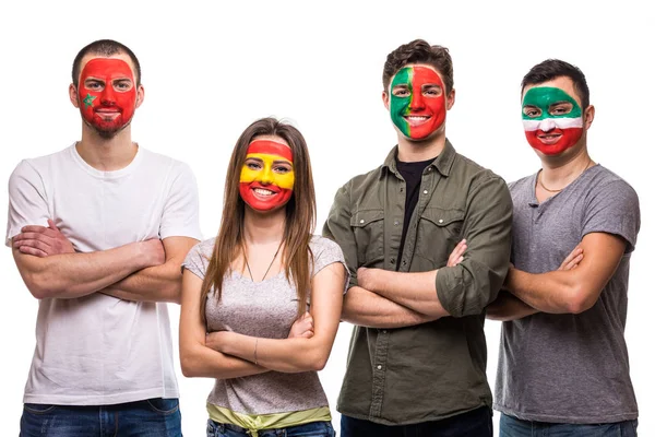 Grupo de pessoas torcedores torcedores de equipes nacionais pintaram a cara de bandeira de Portugal, Espanha, Marocco, Irã. Fãs emoções . — Fotografia de Stock