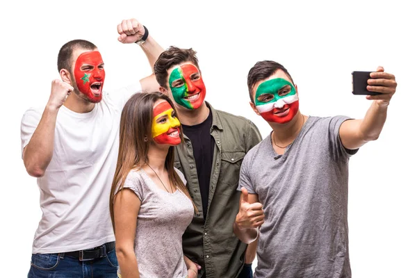 Groupe de personnes supporters fans des équipes nationales peint visage drapeau du Portugal, Espagne, Maroc, Iran prendre selfie du téléphone. Ventilateurs émotions . — Photo